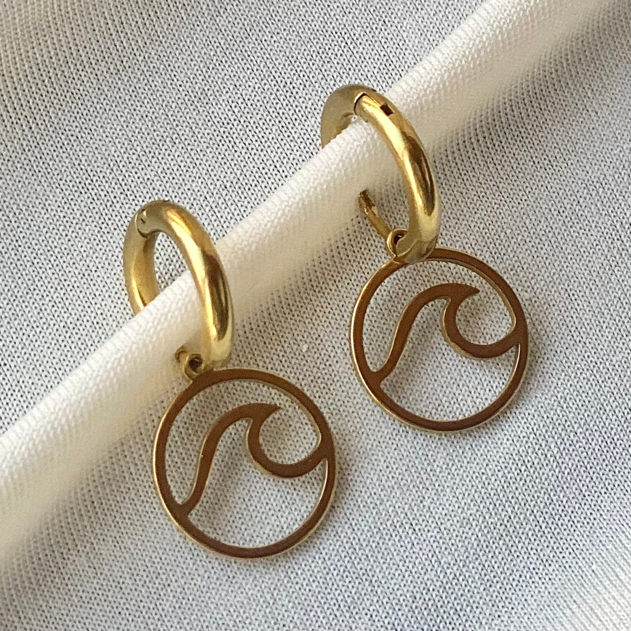 Gold Round Wave Huggies