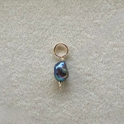 Midnight Pearl Charm in Gold